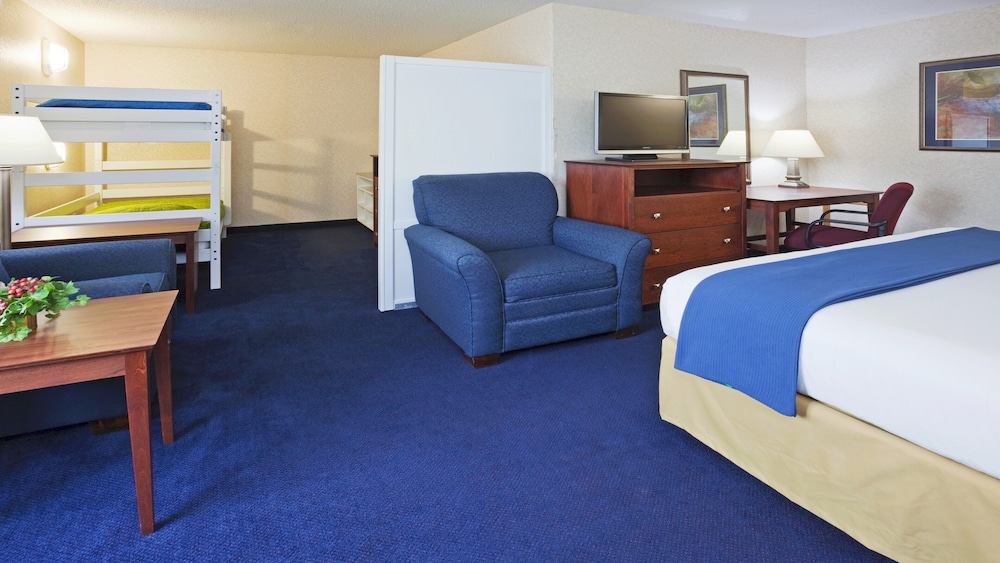 Suite, Multiple Beds (1 Bunk Bed) photo 2