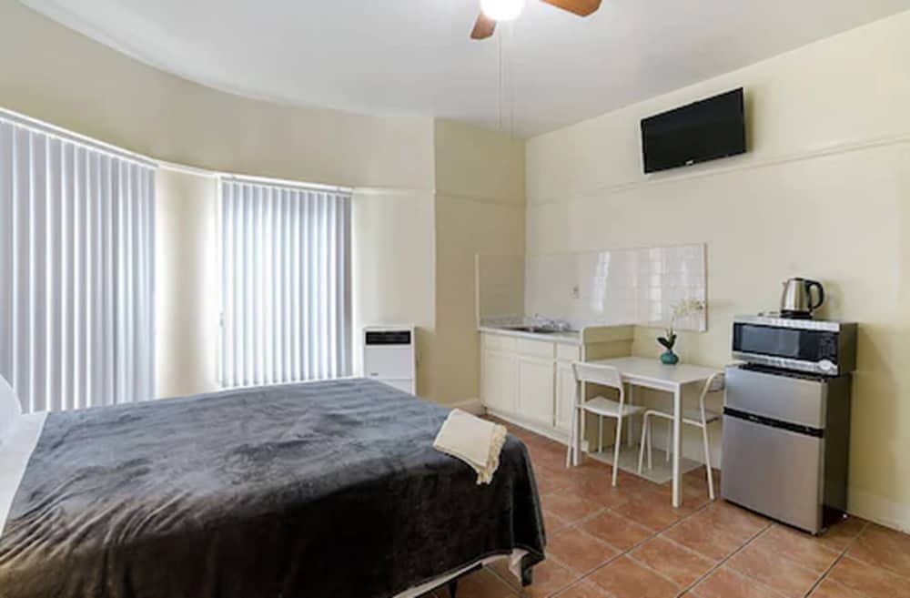 Basic Single Room, 1 Queen Bed