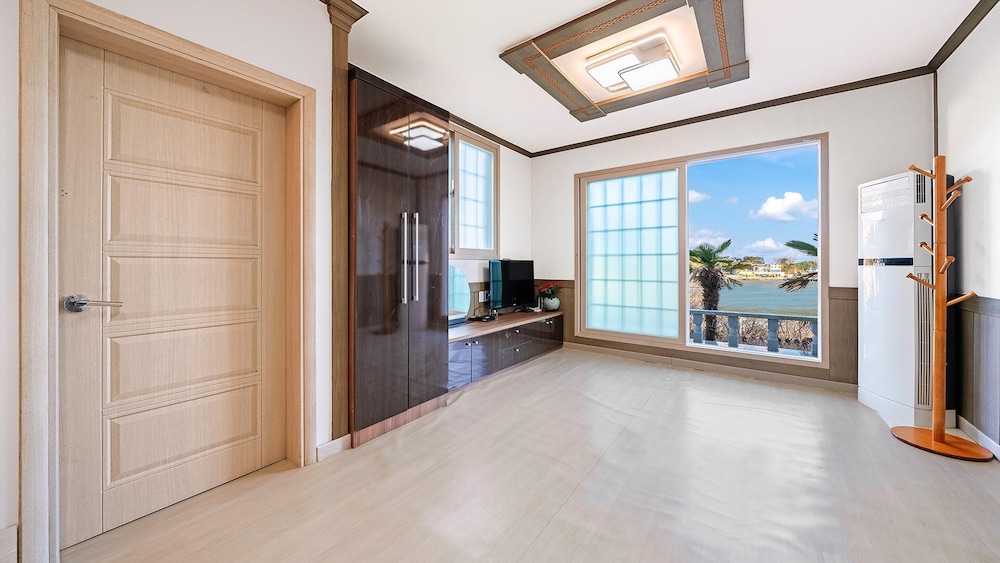 Basic Room, 1 Bedroom (B101) - Photo 1