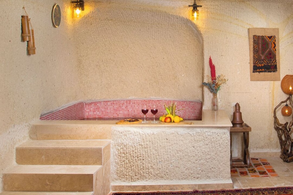 Deluxe Suite with Pool - Photo 10