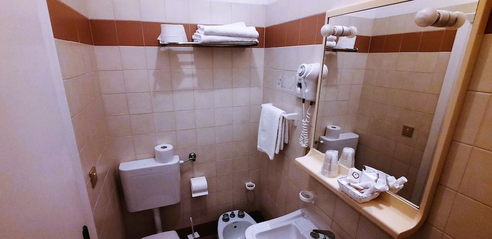 Double or Twin Room, Balcony, Partial Sea View - Photo 10