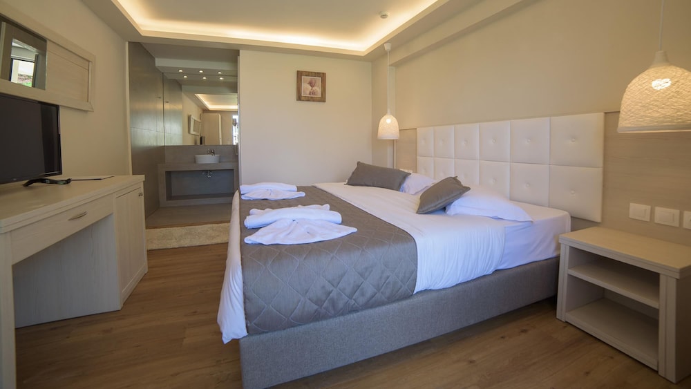 Deluxe Swim-Up Room - Photo 2