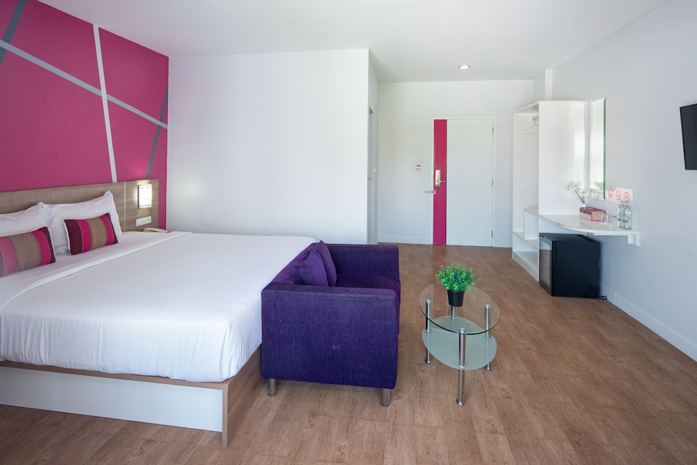 Superior, 1 King Bed, Non Smoking, City View photo 3