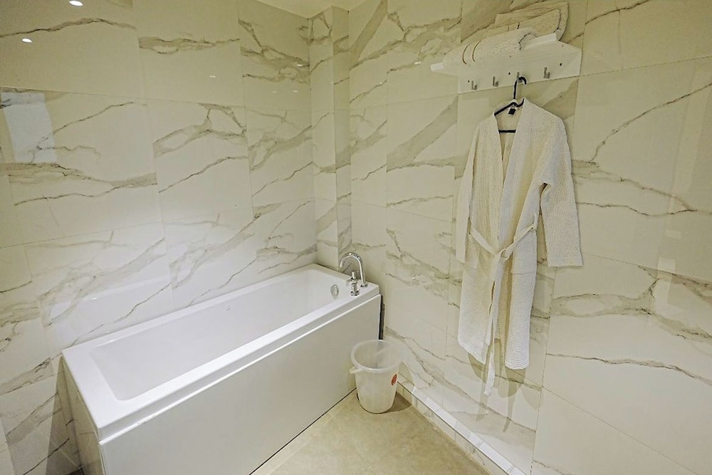 Deluxe Double Room, Bathtub