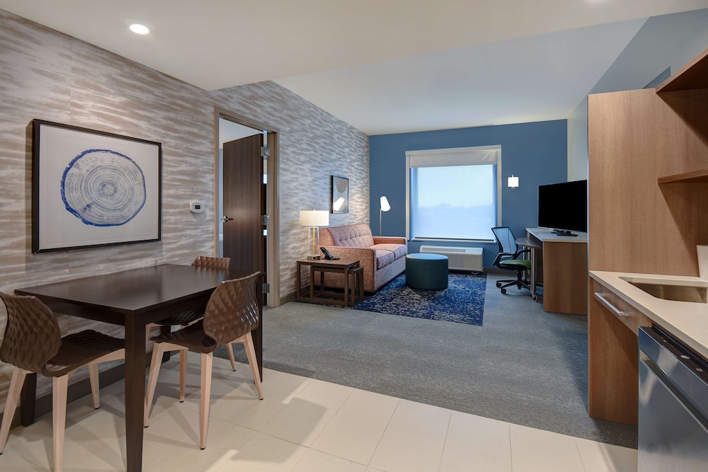 Suite, 1 King Bed, Accessible, Bathtub - Photo 4