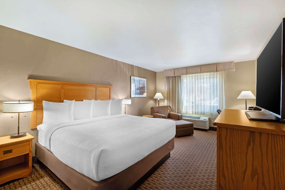 Suite, 1 King Bed, Non Smoking, Jetted Tub - Photo 1