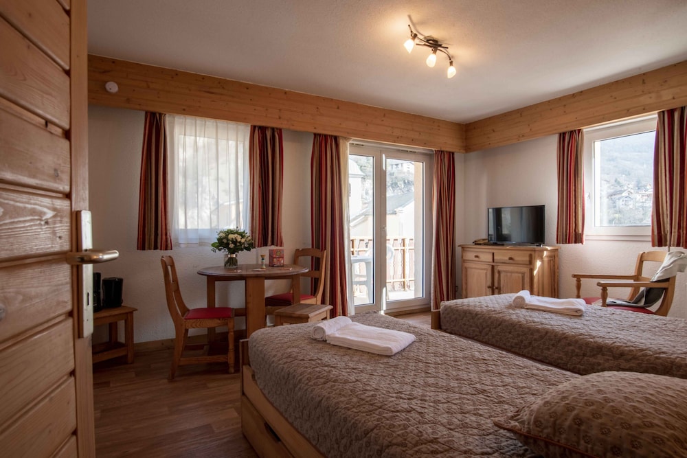 Studio, 2 Twin Beds, Balcony, Mountain View photo 3