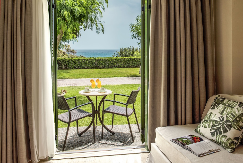 Bungalow, Sea View (Front Row) - Photo 1
