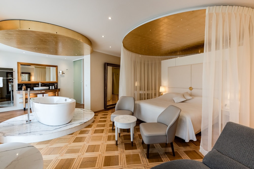 Romantic Suite, 1 King Bed, Balcony, River View - Photo 1