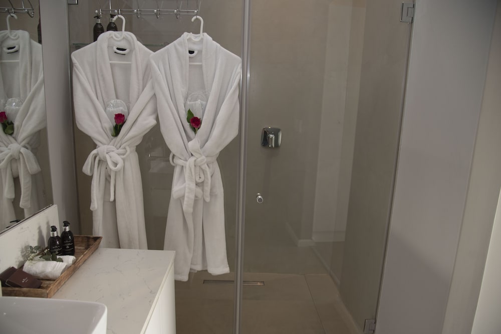 Classic Room, 1 King Bed, Balcony, Ocean View - Photo 6