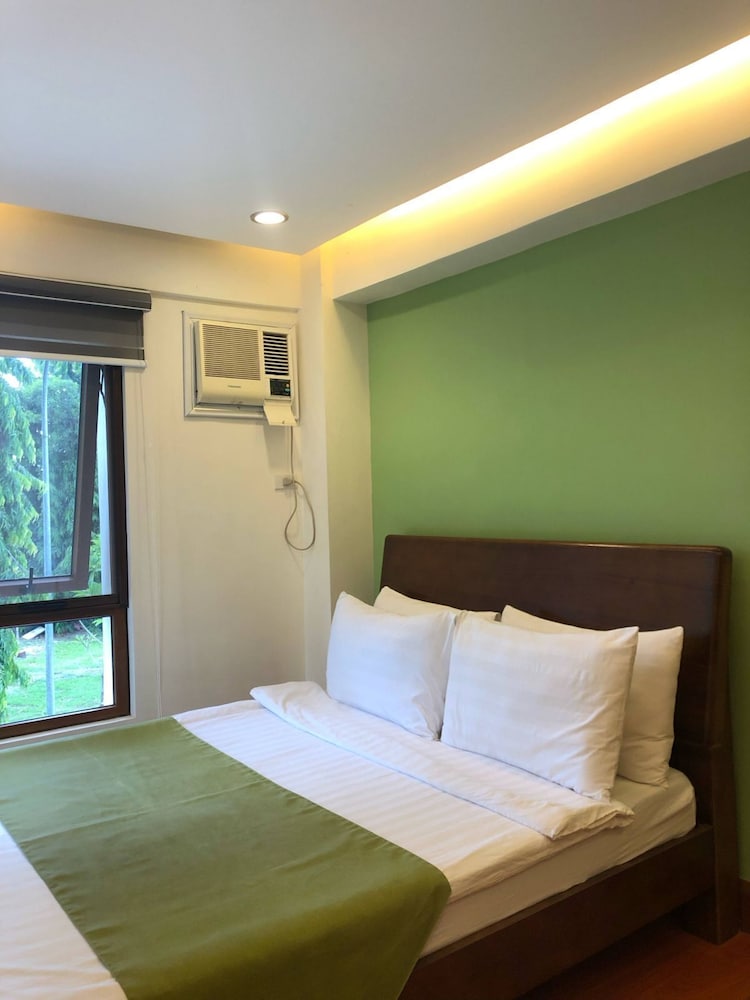 Deluxe Room, 1 Queen Bed photo 3