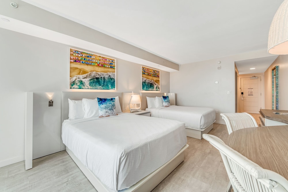 Two Queen Beds Room with City View - Photo 2