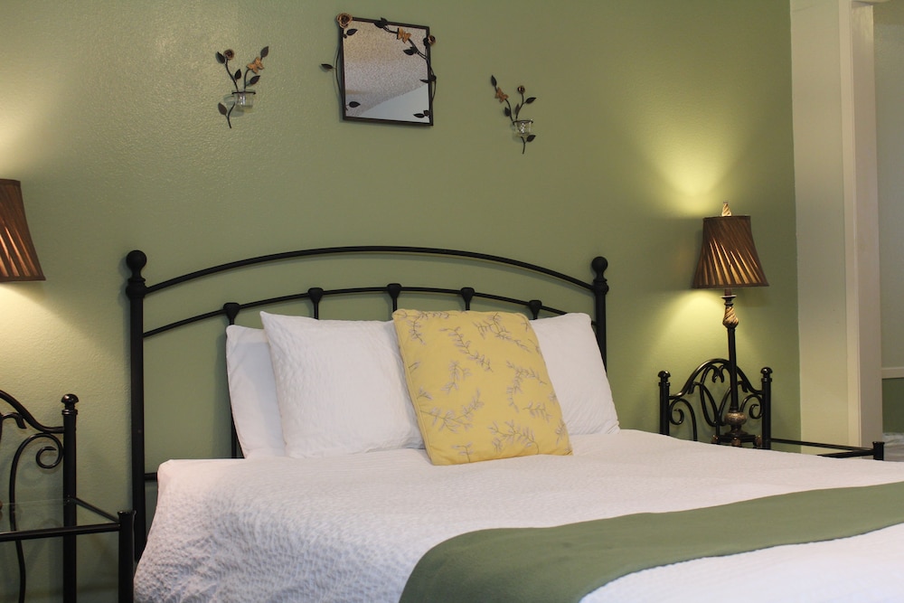 Room, 1 Queen Bed, Kitchenette photo 2