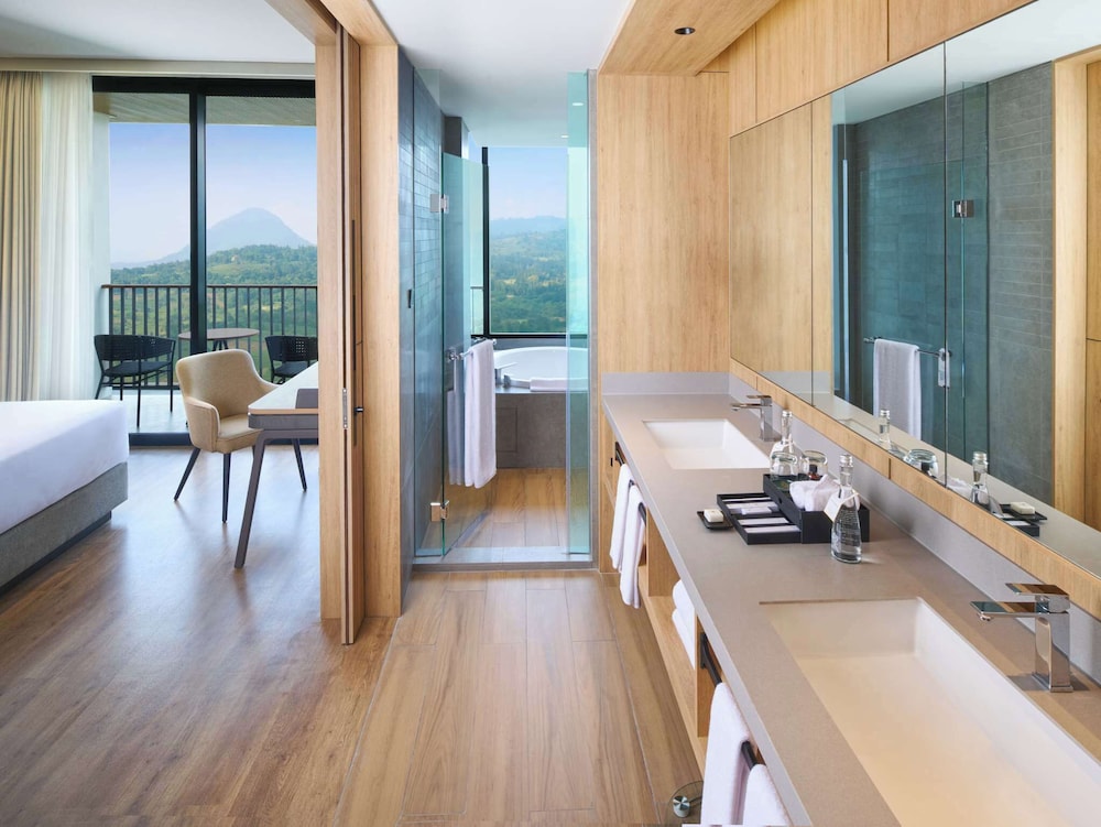 Premier Suite, 2 Queen Beds, Balcony, Garden View photo 3