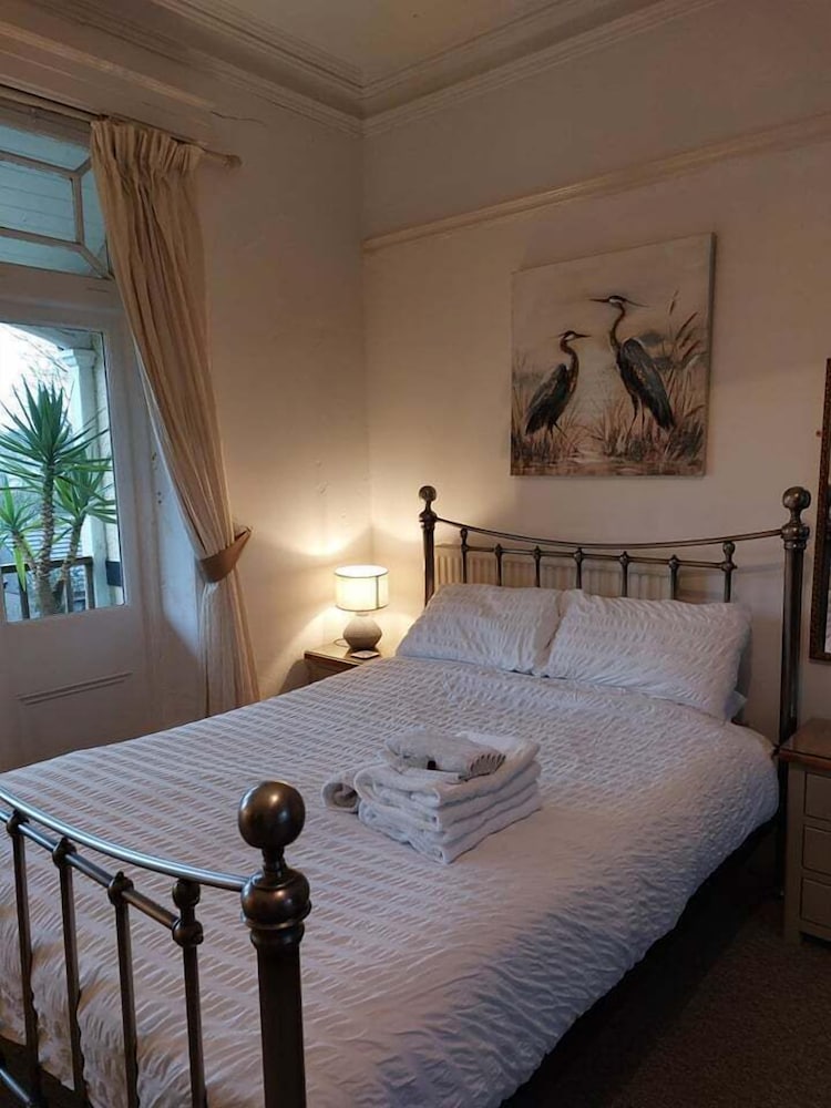 Basic Double Room, 1 King Bed photo 3