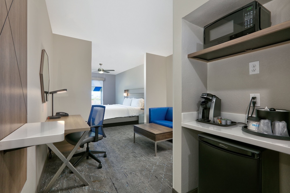 Suite, 1 King Bed (Addl Living Dining Area) photo 2