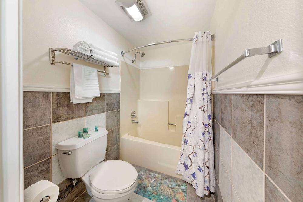 Standard Room, 2 Queen Beds, Non Smoking, Balcony - Photo 4