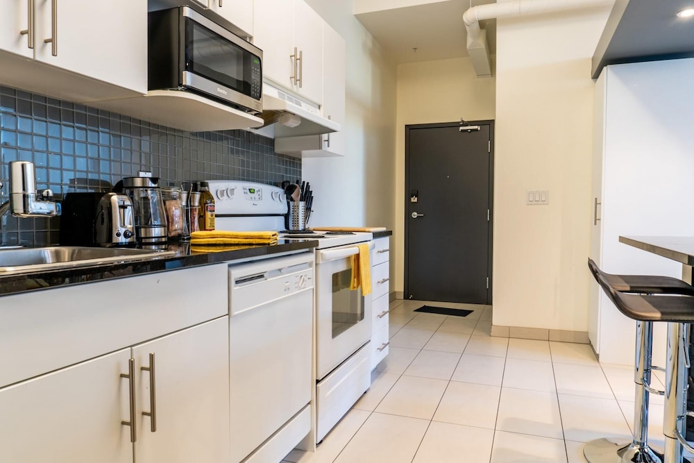 Comfy DT Loft w Parking Rooftop Patio BBQ Gym, 写真 13