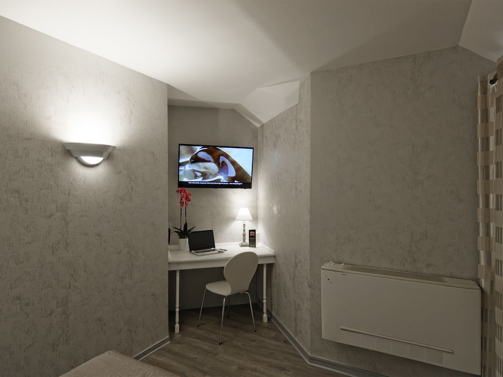 Standard Triple Room, 1 Bedroom, Private Bathroom, Garden View photo 2