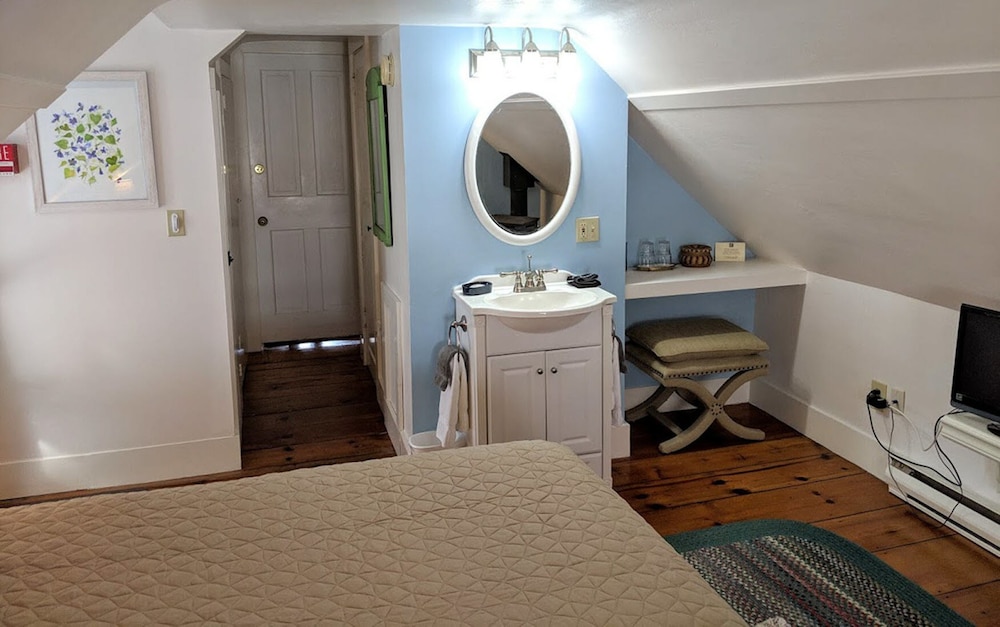 Comfort Room, 1 Queen Bed, Private Bathroom photo 2