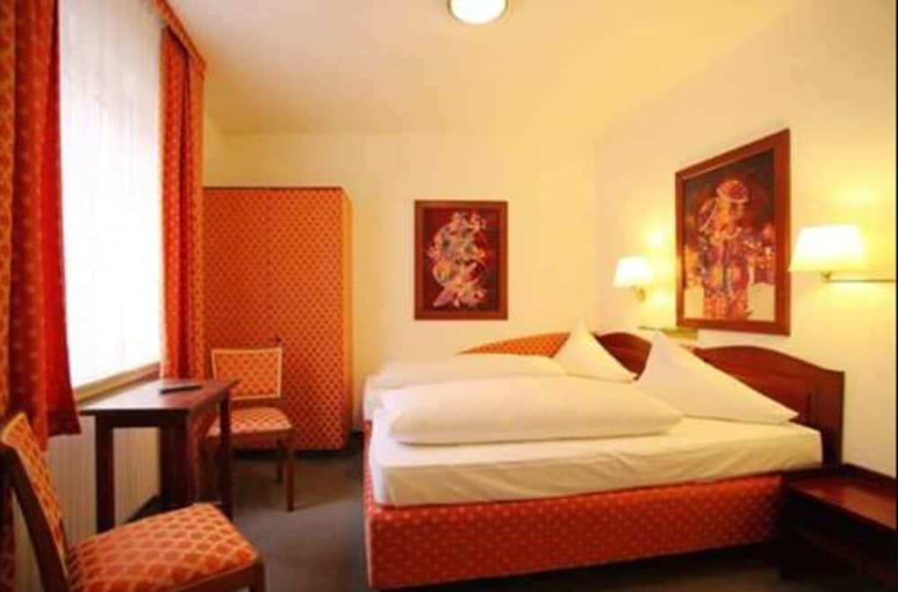 Economy Double Room photo 2