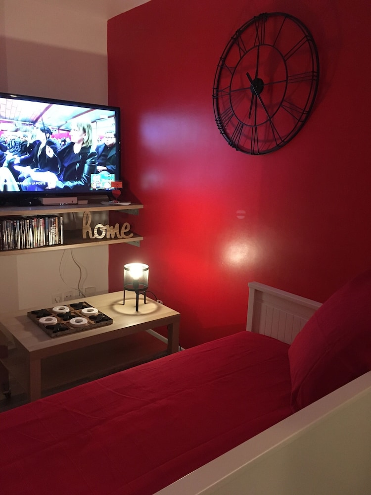 City Apartment, Private Bathroom, River View - Photo 4