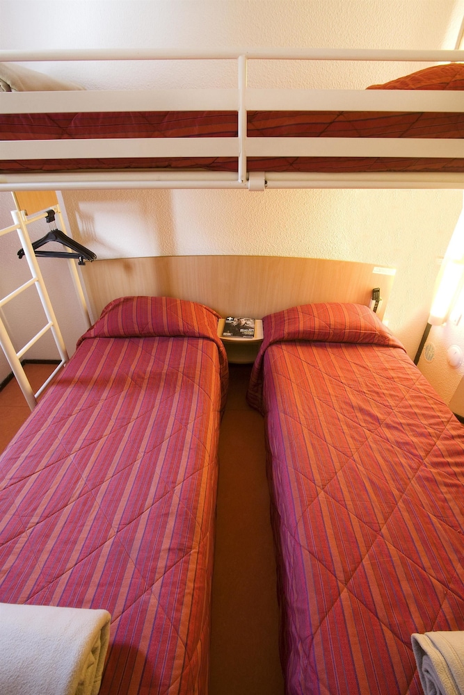 Standard Room, 3 Twin Beds - Photo 2