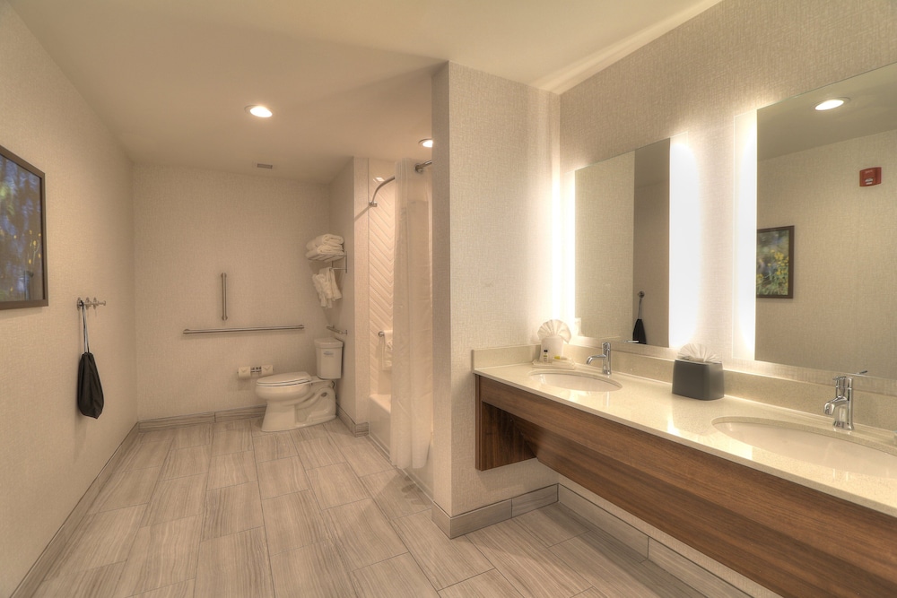 Standard Room, 2 Queen Beds, Mobility Accessible (Accessible Tub) - Photo 5