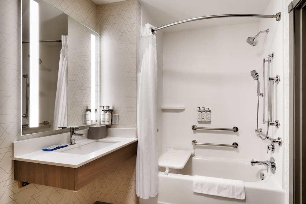 Suite, 1 King Bed, Accessible (Communication, Accessible Tub) - Photo 8