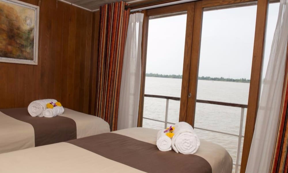 Upper Cabin Deck photo 3