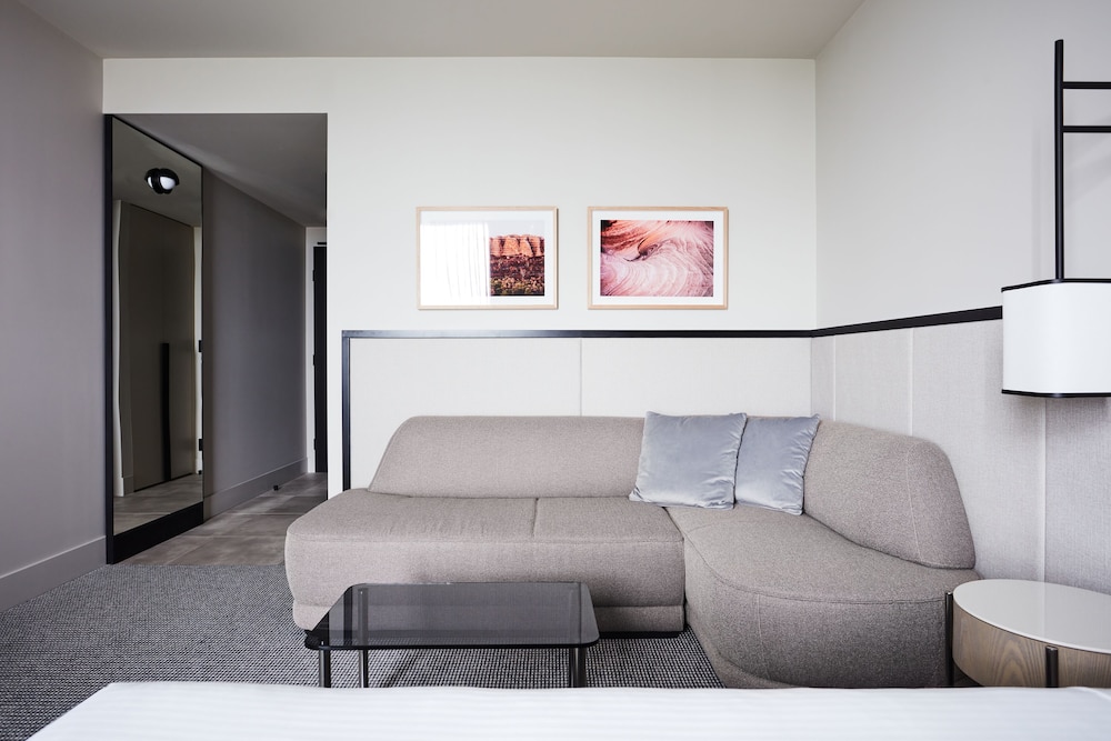 Room, 1 King Bed - Photo 4