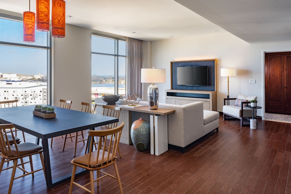 Suite, 1 Bedroom, Bay View - Photo 1