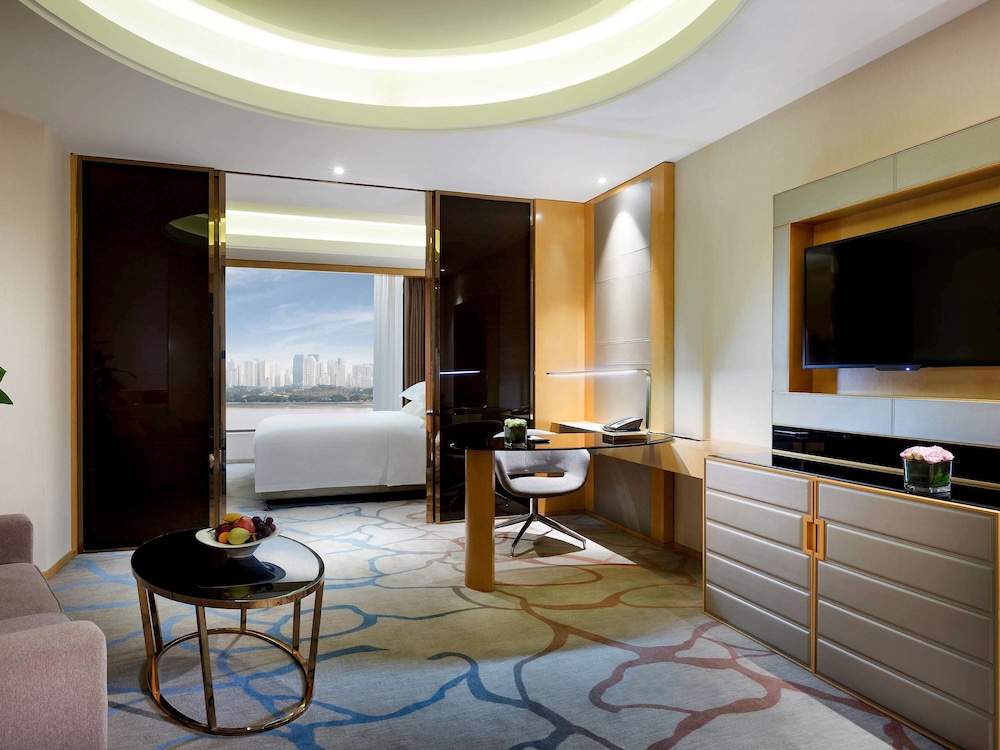 Deluxe Suite, 1 King Bed, Club Lounge Access, River View photo 1