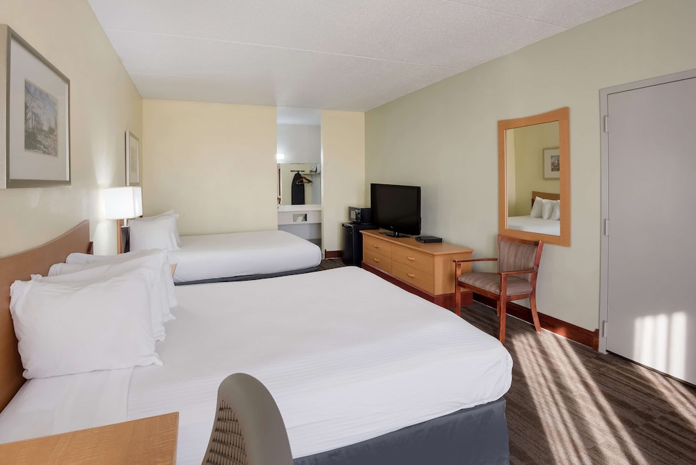 Standard Room, 2 Queen Beds, Non Smoking, Refrigerator & Microwave - Photo 4