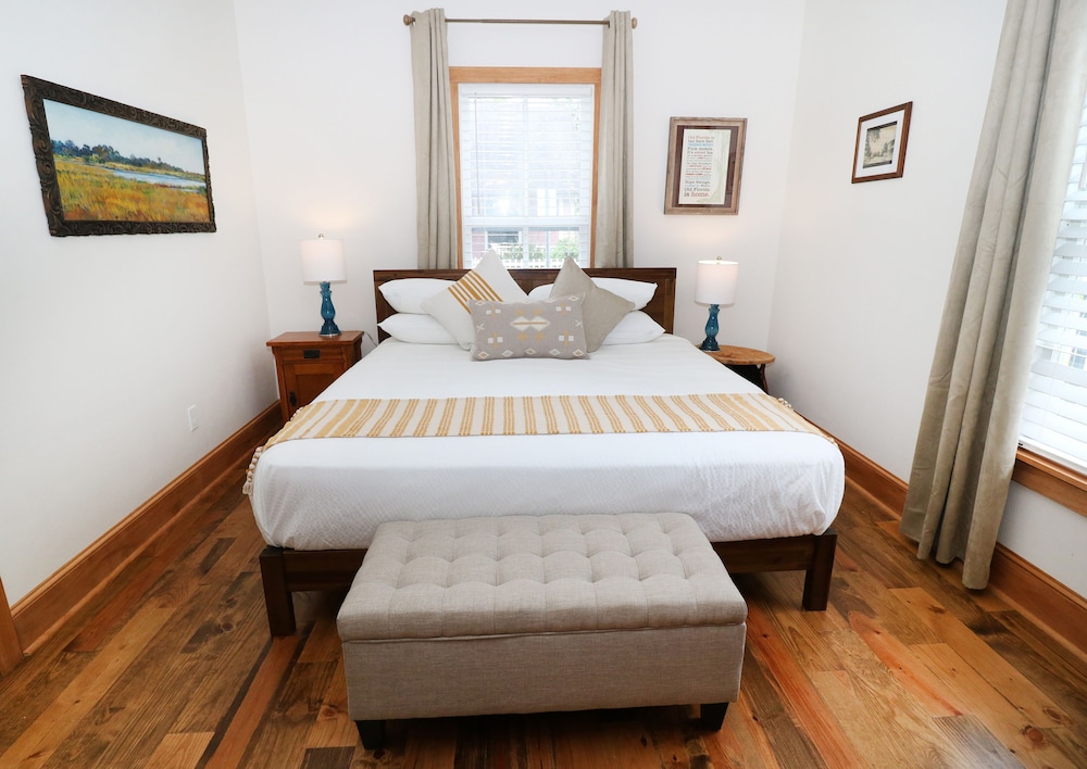 Hawthorne Room (Mills-Pound Cottages) Pet-Friendly