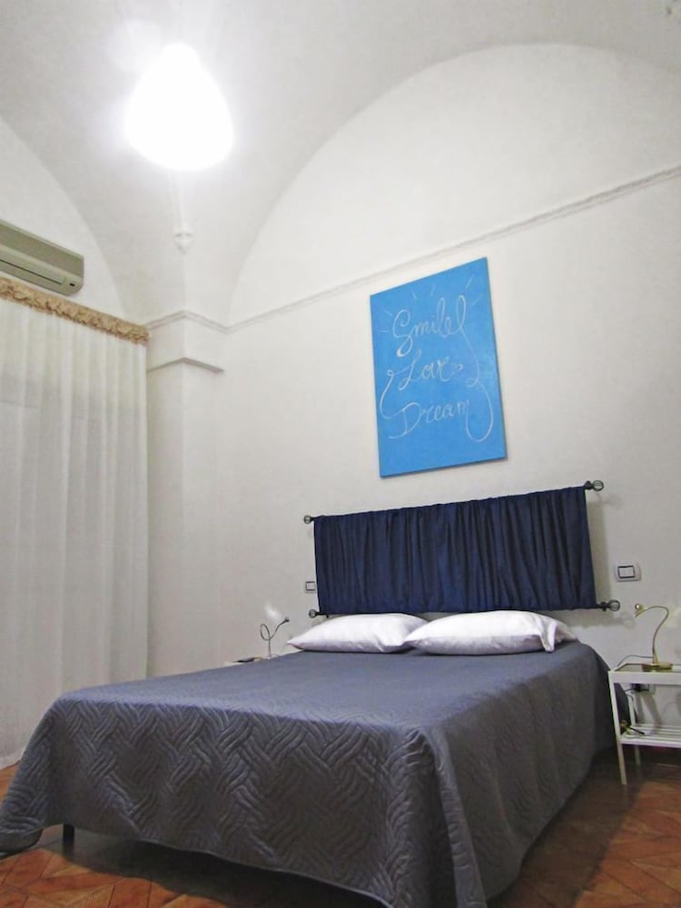 Basic Double Room, Shared Bathroom photo 3