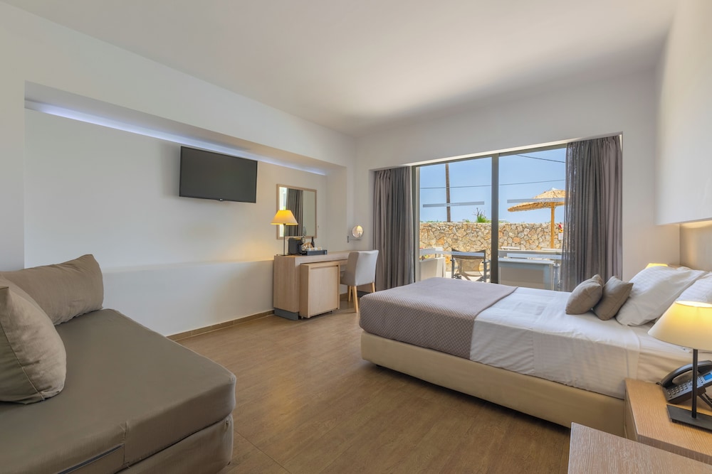 Standard Double or Twin Room, Pool Access photo 3