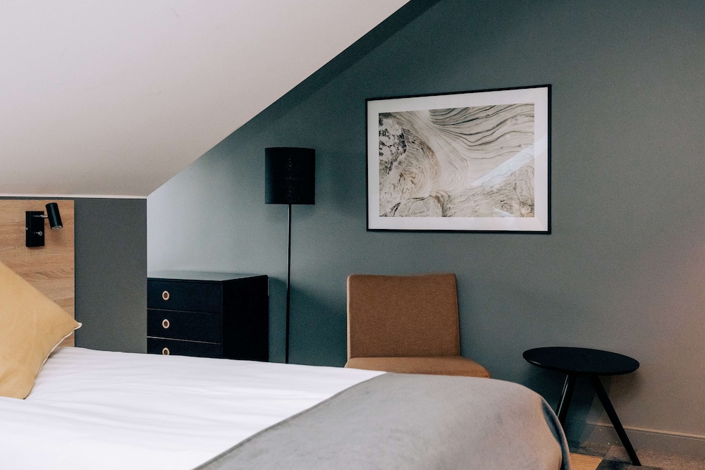 Standard Room, 1 King Bed, Non Smoking - Photo 3