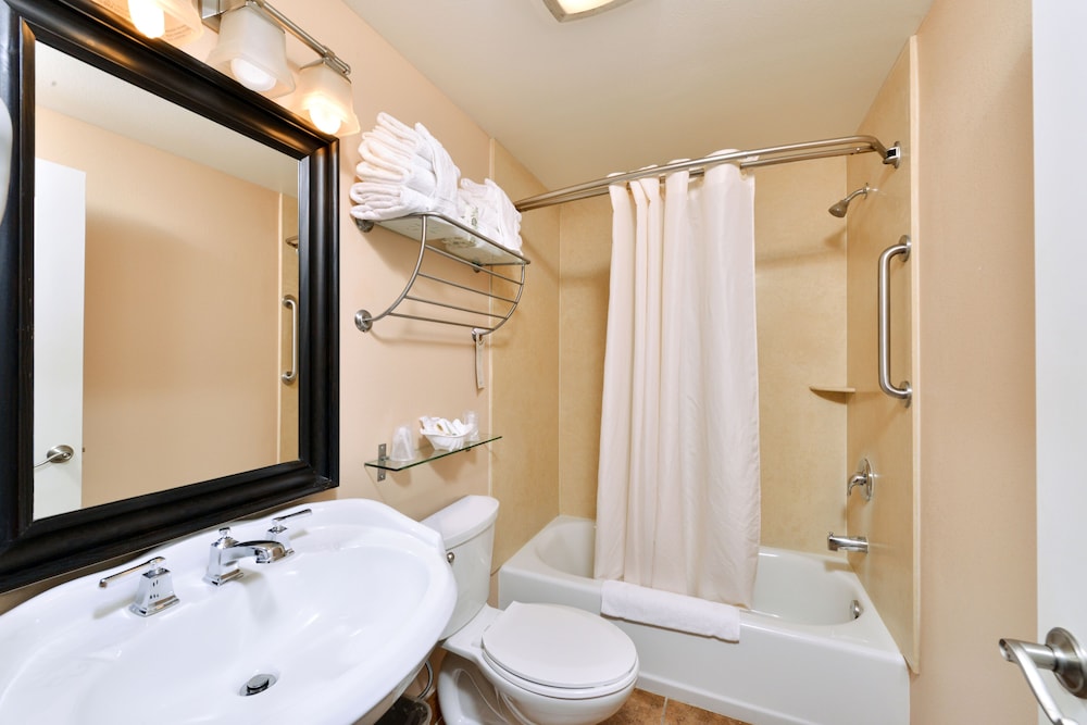 Deluxe Room, 1 King Bed, Harbor View - Photo 6
