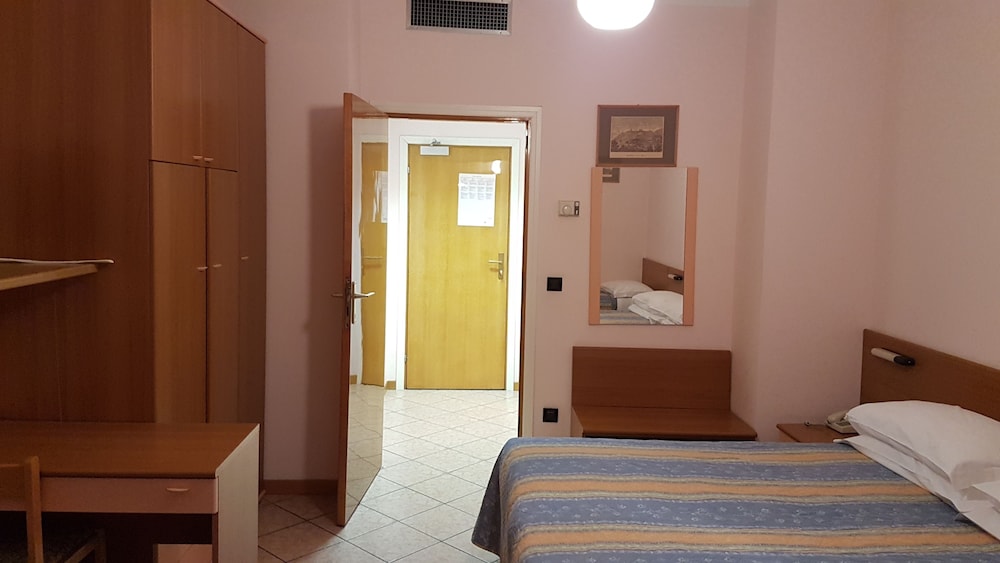 Classic Quadruple Room photo 2