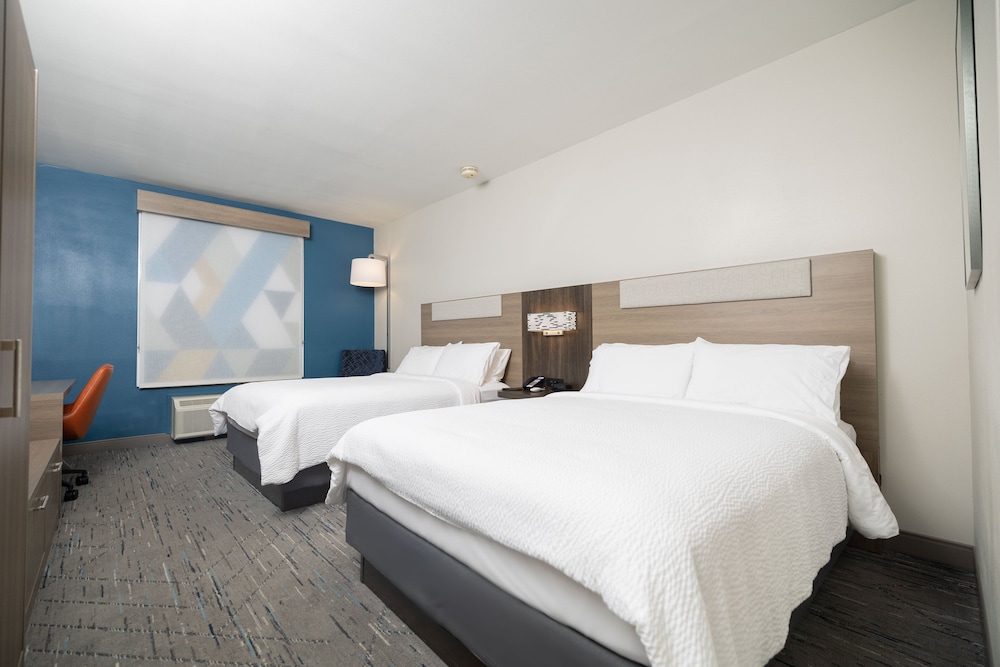 Standard Room, 2 Queen Beds photo 2