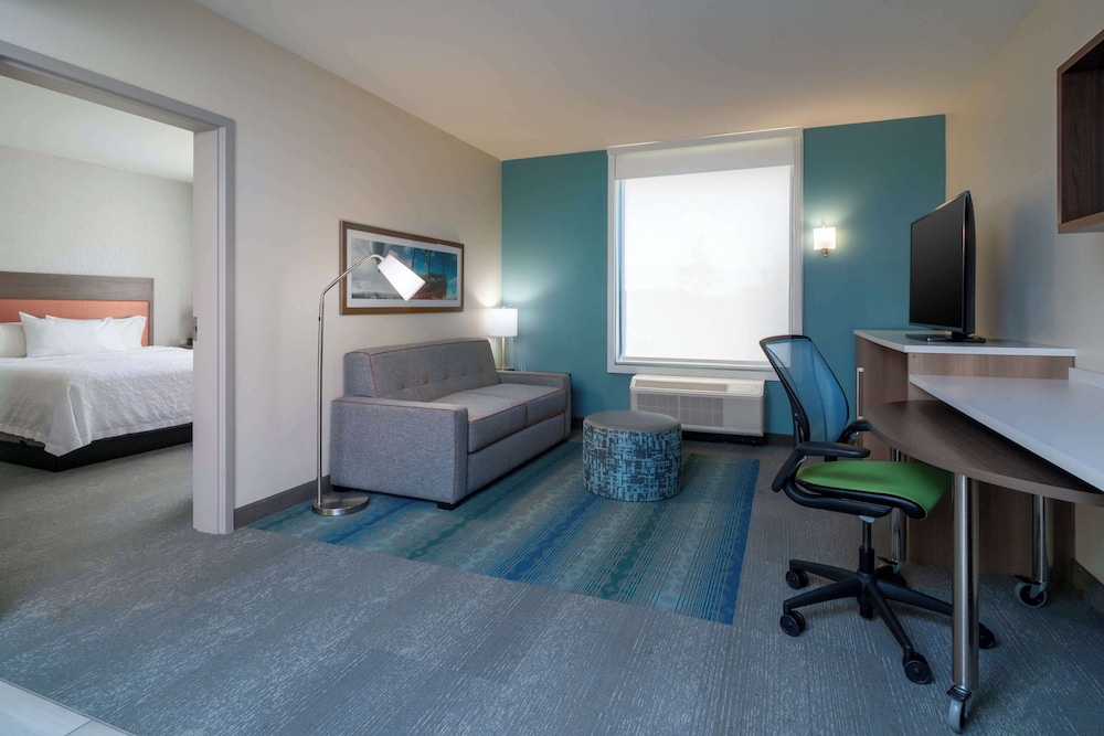 Suite, 1 King Bed, Accessible, Bathtub - Photo 3
