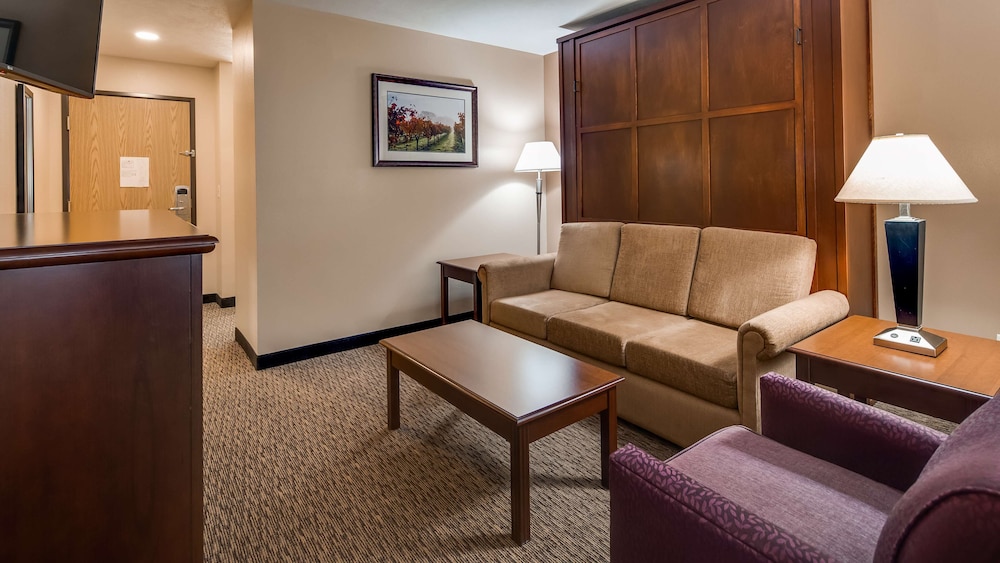 Suite, 1 King Bed, Refrigerator & Microwave, Vineyard View (with Sofabed) photo 3