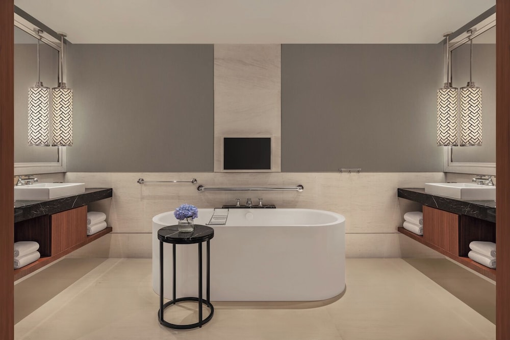 Executive Room, 1 King Bed thumbnail 5