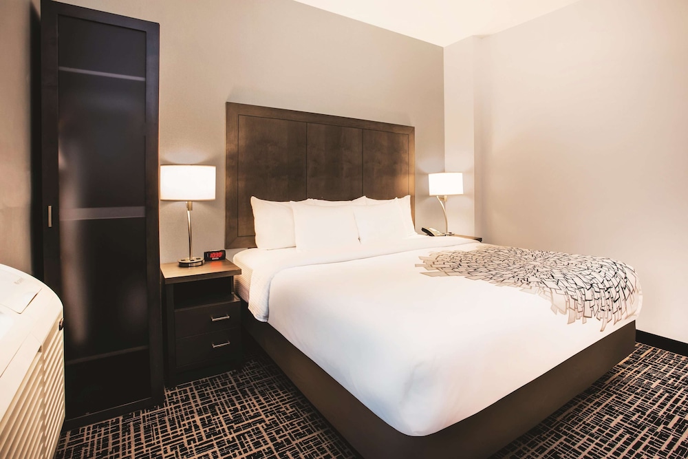 Deluxe Room, 1 King Bed, Non Smoking photo 1