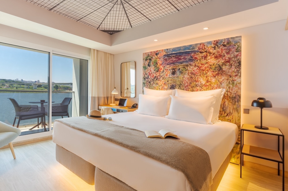 Grand Room, River View - Photo 4