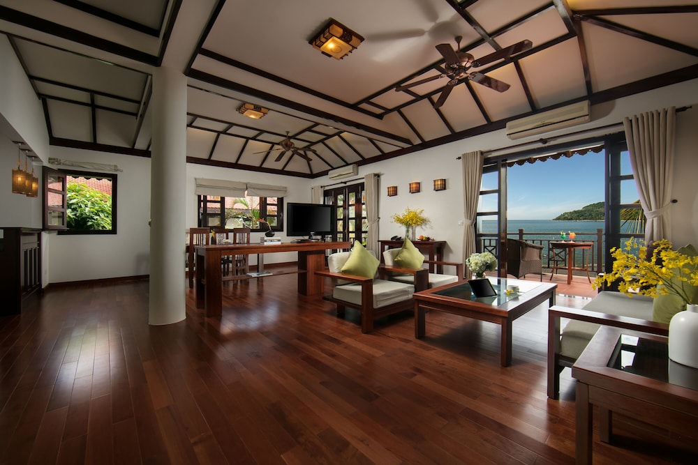 One Bedroom Beach Front Villa with Private Pool - Photo 21