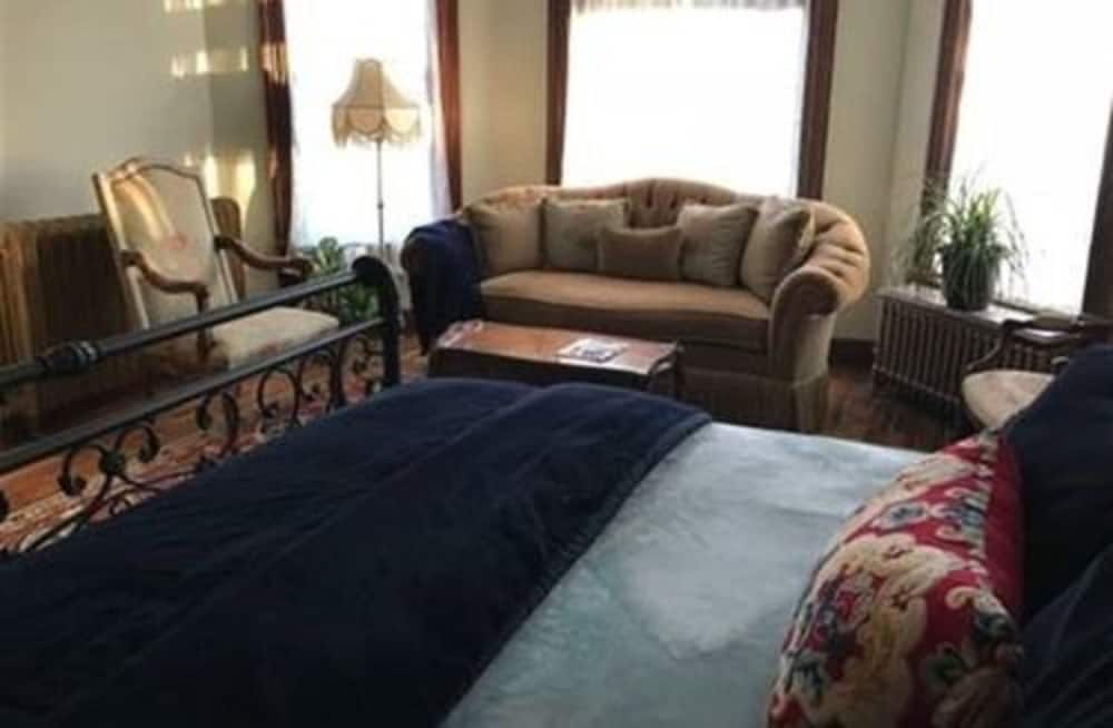 Vineyard Mansion B&B - Emma Room
