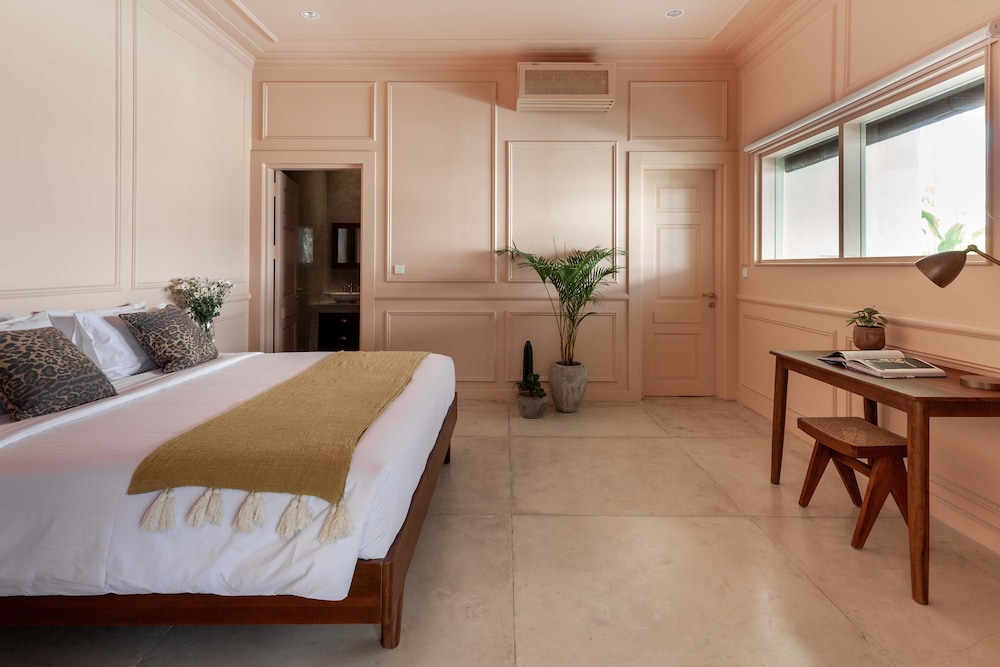 Villa - Photo 1