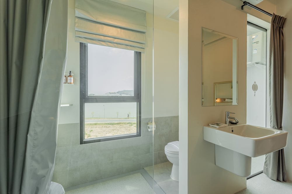 Deluxe Room, 1 King Bed, Nature View photo 3